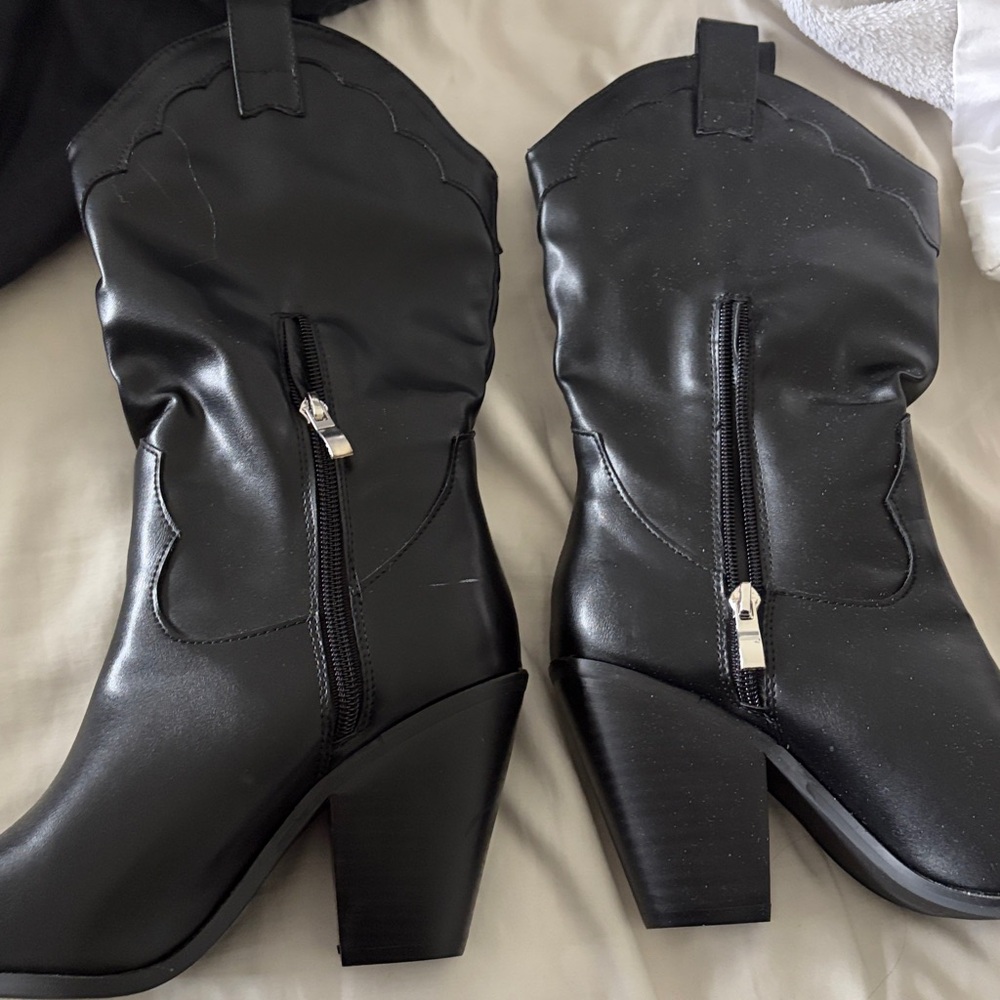 NWOT Black cowboy boots size 8